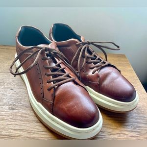 Stacy Adams Collins Plain toe lace up dress sneaker.Leather upper. 10.5 Cognac